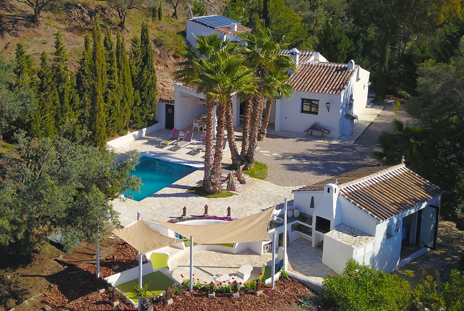 Luchtfoto van de villa met palmen en zwembad