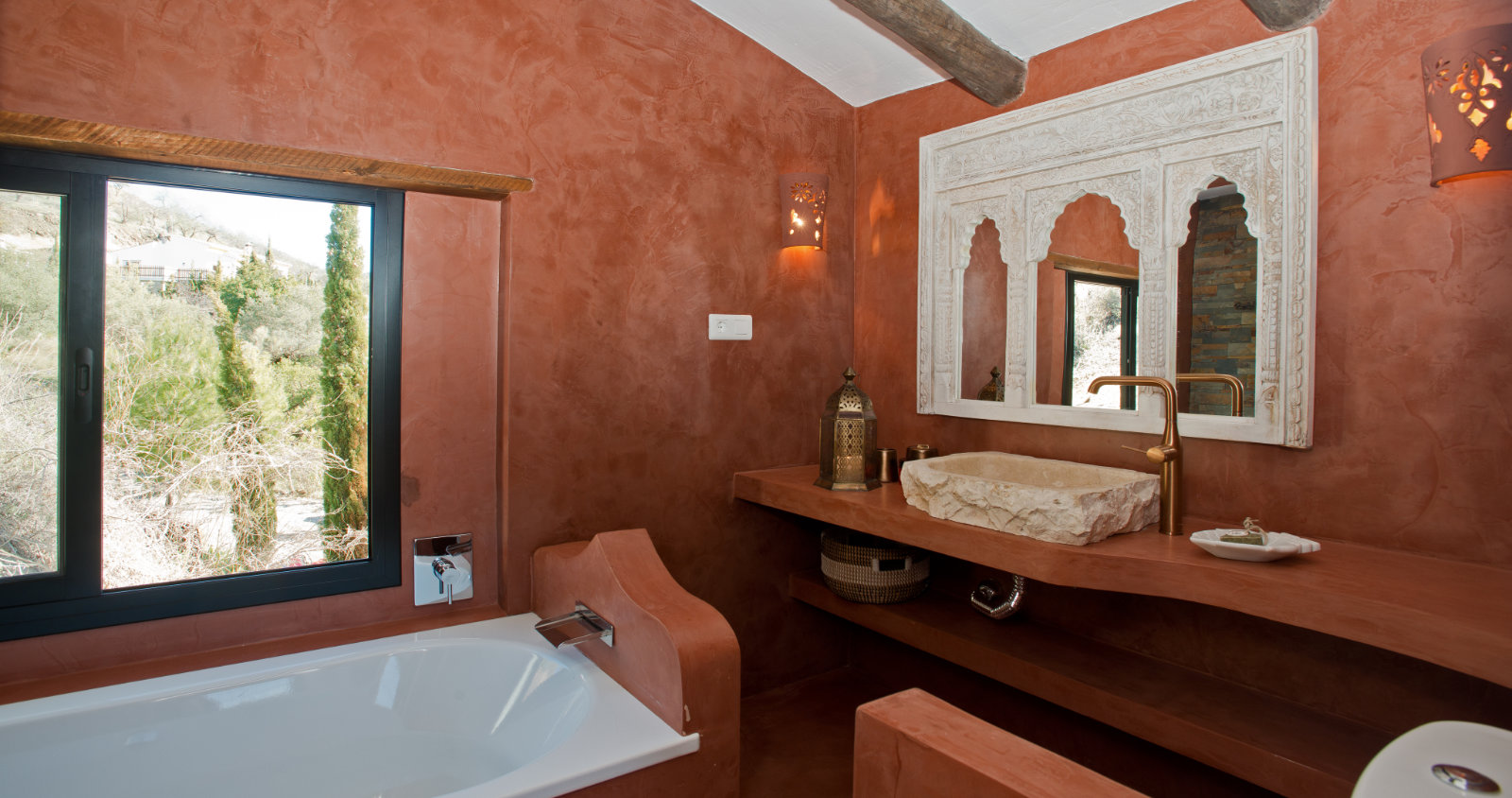 Badkamer in terracotta met stenen wastafel