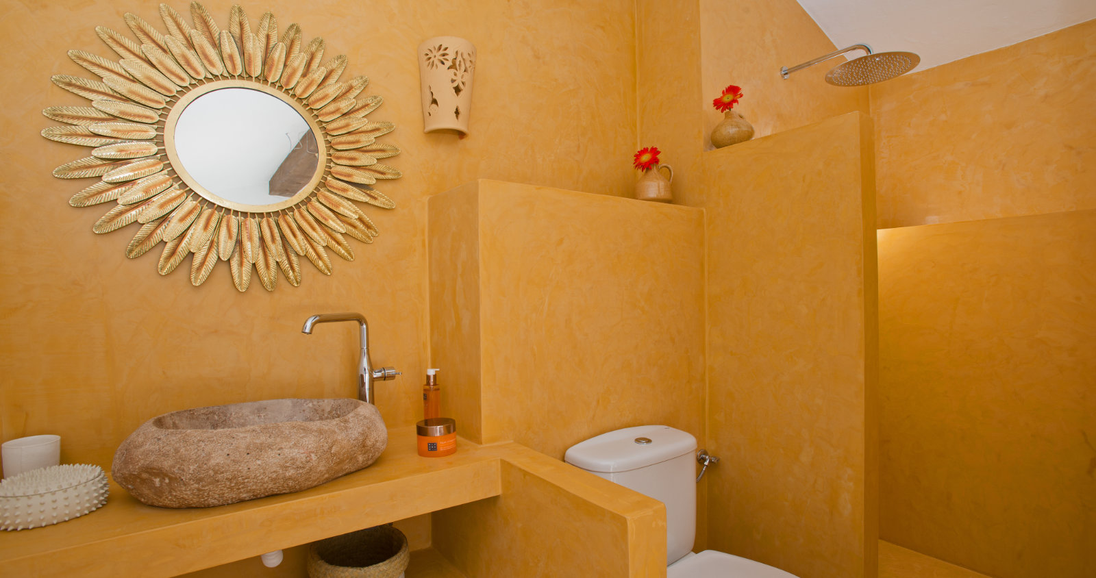Oker badkamer met zon-spiegel