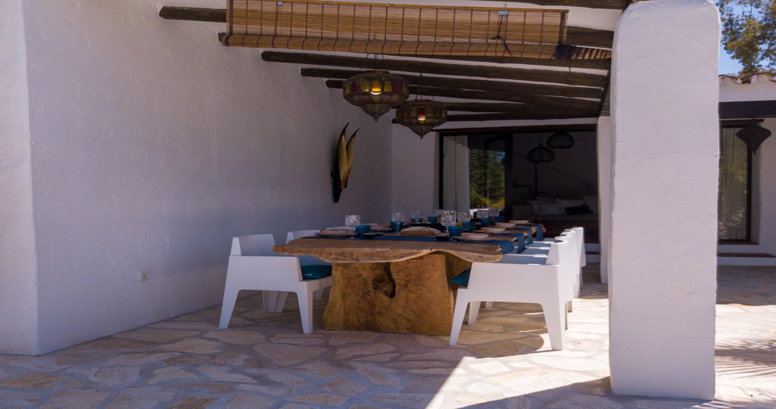 Buitentafel onder pergola van houten balken