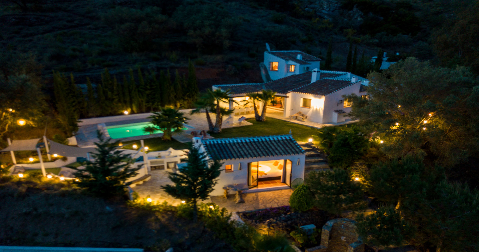 Luchtfoto van de villa met avondverlichting