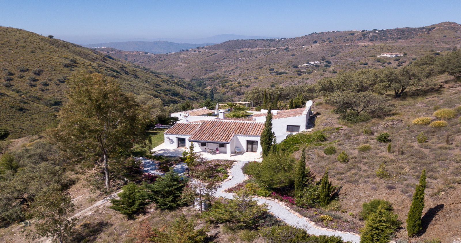 Villa tussen heuvels en olijfbomen in de Axarquía